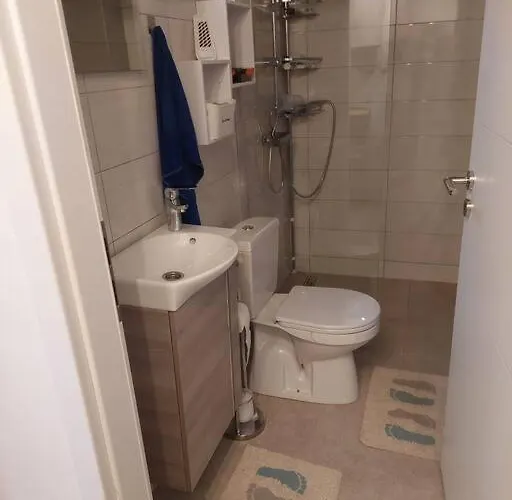 Semesterbostad Atraktivna Kuca Sa Saunom I Grijanim Jacuzzijem *