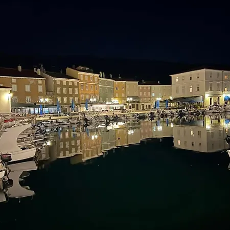 Nyaraló Atraktivna Kuca Sa Saunom I Grijanim Jacuzzijem *