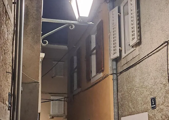 Atraktivna Kuca Sa Saunom I Grijanim Jacuzzijem בית נופש קרס