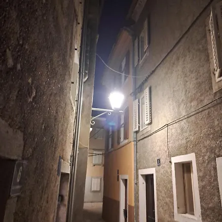 Atraktivna Kuca Sa Saunom I Grijanim Jacuzzijem Ferienhaus Cres